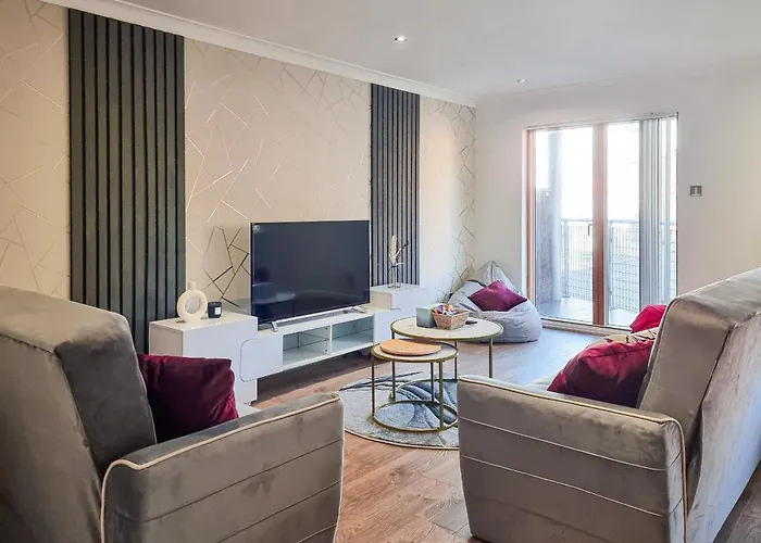 Bright 2 Bedroom Apt With Balcony In City Centre