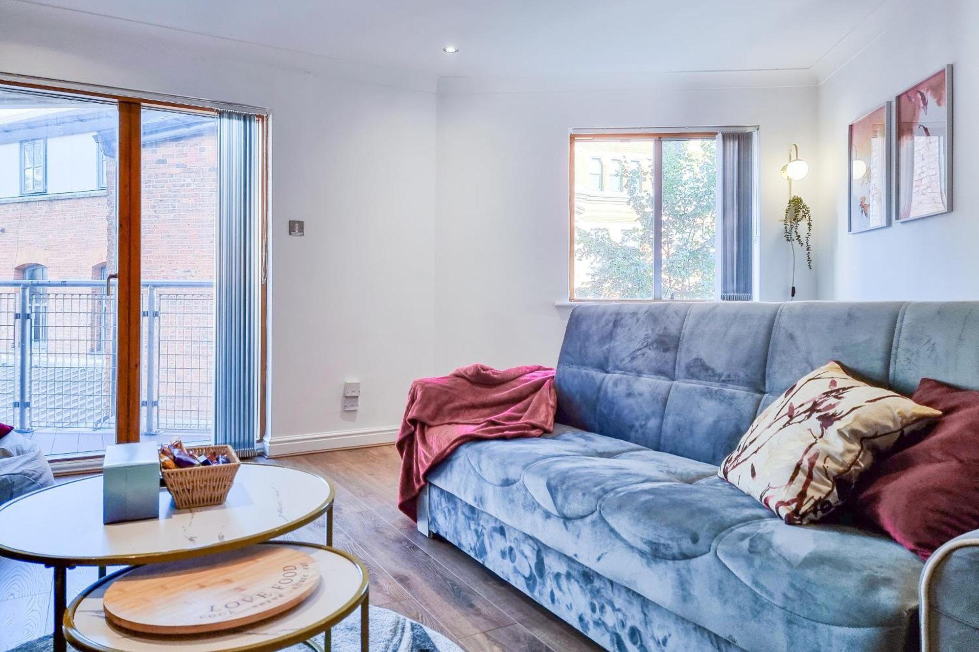 Bright 2 Bedroom With Balcony In Centre Apartment