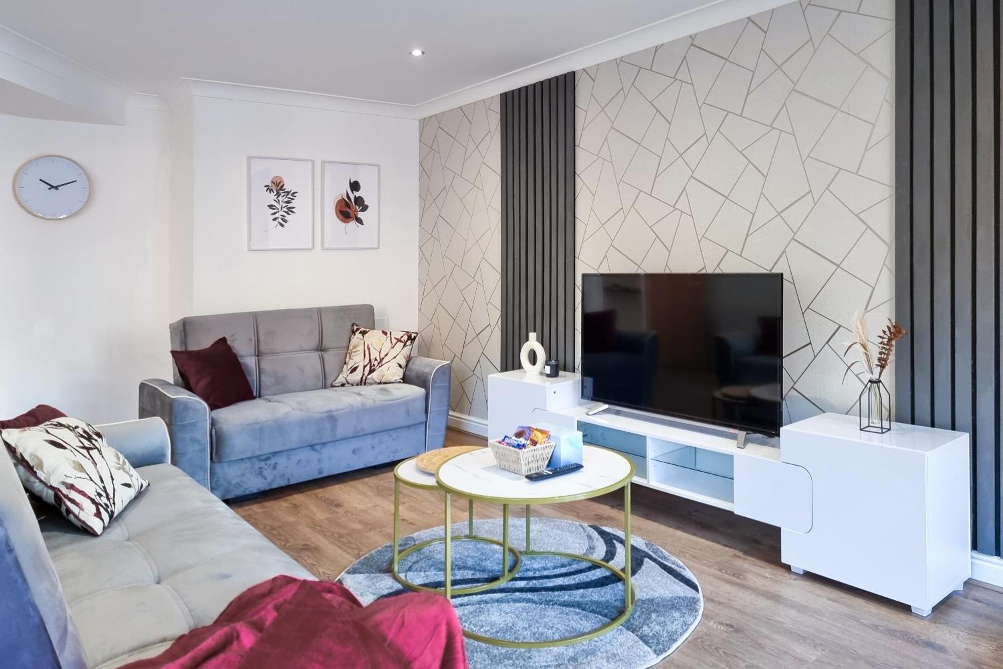 Bright 2 Bedroom With Balcony In Centre Apartment