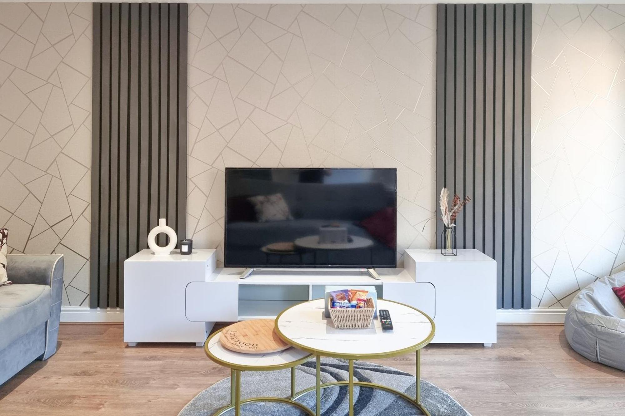 Apartment Bright 2 Bedroom With Balcony In Centre *
