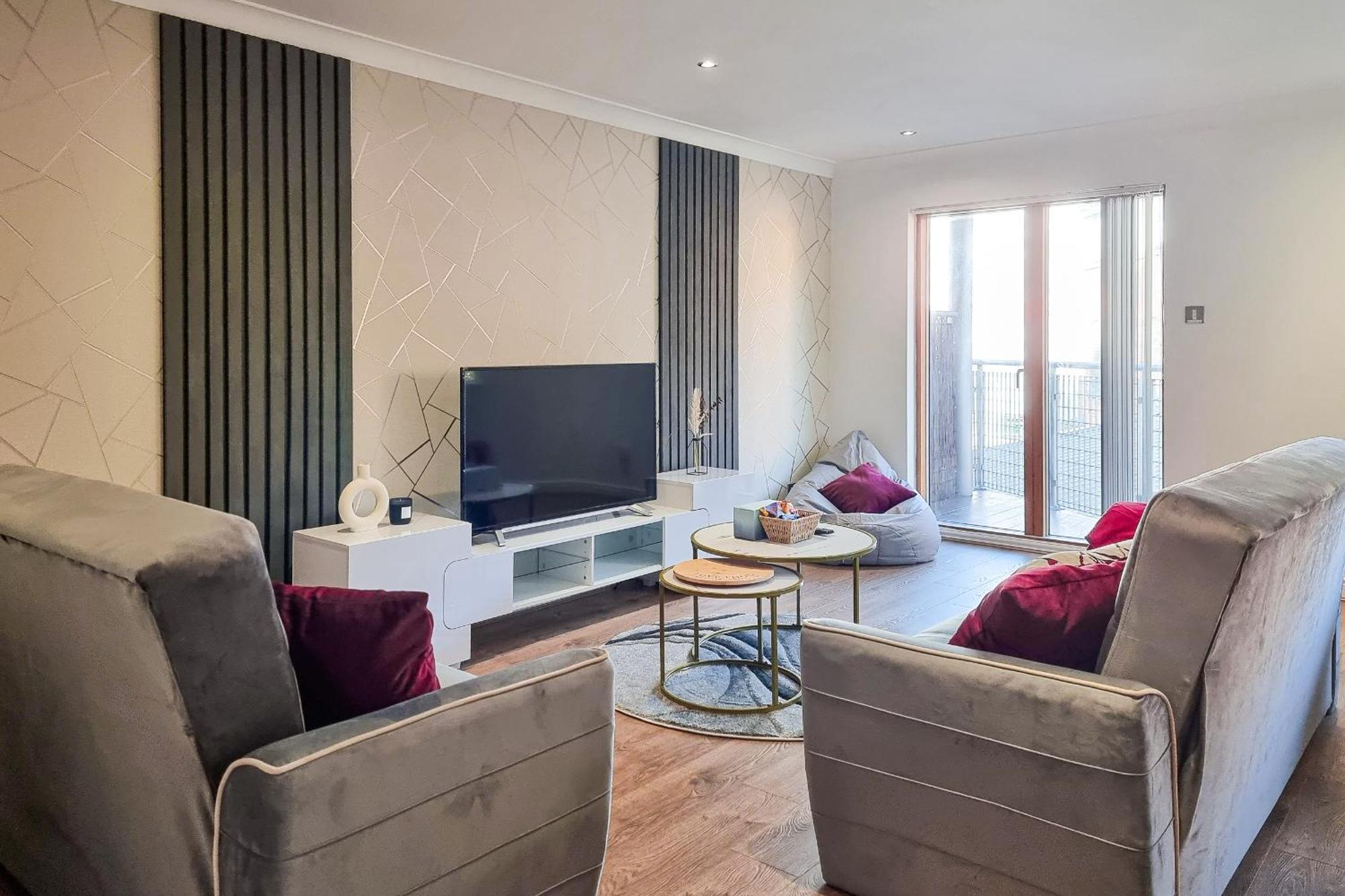 Bright 2 Bedroom With Balcony In Centre