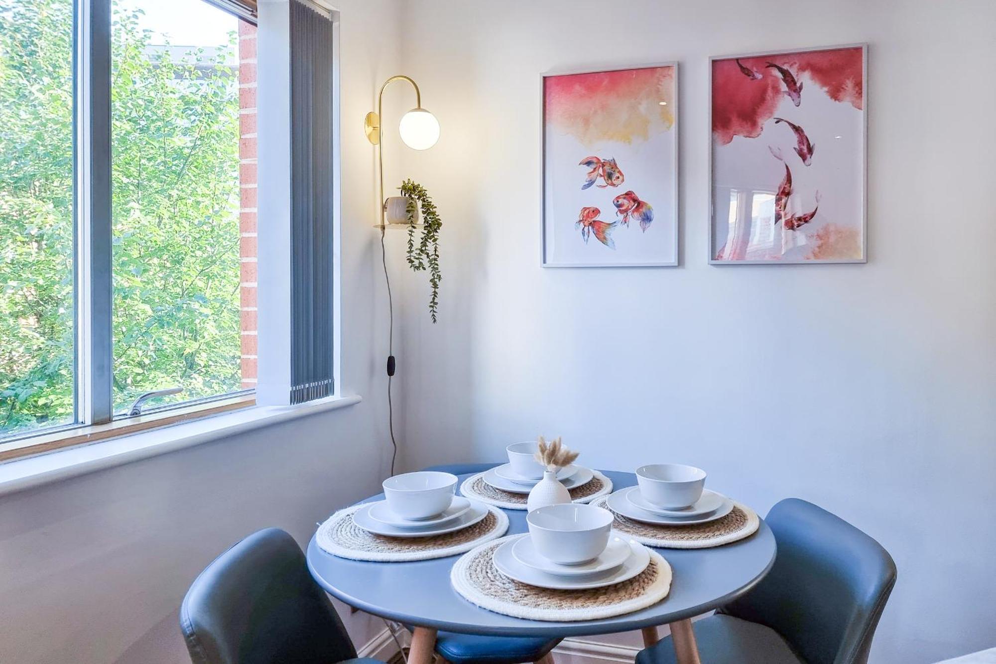 Bright 2 Bedroom With Balcony In Centre Apartment *